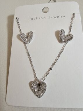 Fashion Jewelry Silver Heart Pendant Necklace and Matching Heart Studs